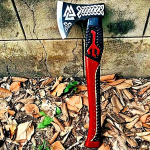 Hacha Vikinga Hecha a Mano con Mango de Madera de Fresno Grabado y Funda de Cuero con Grabado en la Cabeza - Product Image 4