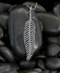 Blanc Moissanite Diamant Pendentif Ange Plume Pendentif Collier À La Main Top Qualité Personnalisé Bijoux Cadeau pour elle - Product Image 2