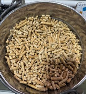 Pellets de madera de biomasa de pino Briquetas de leña de invierno Patrón de aserrín Empaquetado en bolsas. - Product Image 2