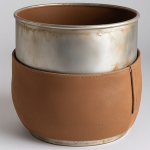 Maceta decorativa de cuero de metal galvanizado en acabado rústico Trabajo artesanal diseñado para espacios decorativos refinados - Product Image 2