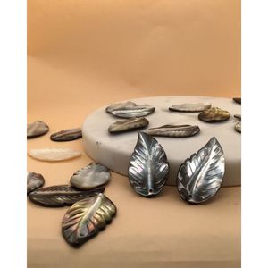 Perle en nacre noire en forme de feuille - Product Image 2