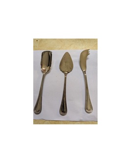 Serveur de gâteau en métal design festif avec poignée premium idéal pour les célébrations du dîner de Noël et du Nouvel An - Product Image 1