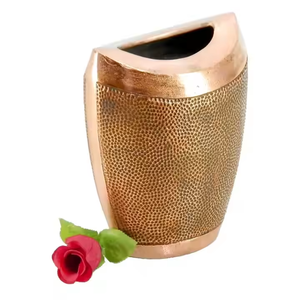 Vase de sol moderne en métal finition or avec texture en spirale pour la décoration intérieure contemporaine et le style d'intérieur luxueux - Product Image 6