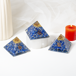 Pyramides d'orgone naturel en lapis-lazuli avec pointes de cristal pour la guérison, la méditation et la décoration - Product Image 2