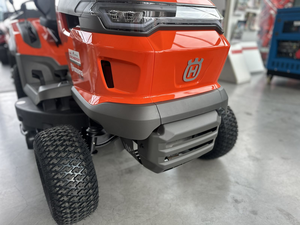 Tracteur de jardin Husqvarna TC 215T, tondeuse à gazon de 95 cm, moteur bicylindre de 15,9 CV, transmission hydrostatique, bac de ramassage de 300 L - Product Image 5