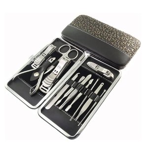 Kit de manucure Myrva 12 pièces en acier inoxydable, style classique, pour adultes, avec étui - Product Image 1