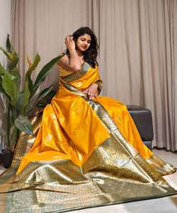 Vêtement de mariage traditionnel Kanjivaram Saree avec bordure de temple et chemisier contrasté pour l'élégance de la mariée. - Product Image 1