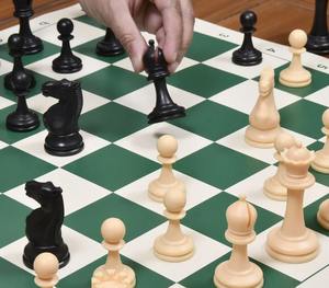 Juego de Ajedrez de Plástico de Estilo Torneo Internacional de Moda, 34 Piezas, Rey de 3.8 cm con Reinas Adicionales al Mejor Precio - Product Image 3