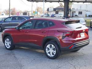 Chevrolet Trax LS 2024 Rojo Metálico Limpio, Usado, Volante a la Izquierda, Techo Solar, Arranque Remoto, Asientos de Cuero, Transmisión Automática, Ruedas de Aleación - Product Image 4
