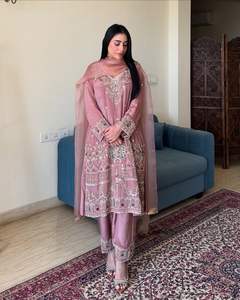 ชุดเสื้อผ้าสำหรับสาวอินเดียสุดหรูและหรูหราผ้าปูฝรั่งเศสดีไซน์เนอร์แบบแฟนซีคุณภาพสูง - Product Image 3