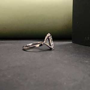 Nouvelle bague de fiançailles tendance en moissanite ovale solitaire certifiée IGI, créée en laboratoire, unisexe, en argent sterling 925 et acier inoxydable - Product Image 4
