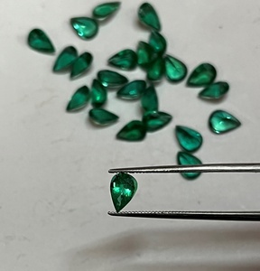 Émeraudes naturelles calibrées 7x5 mm, forme poire, provenance Zambie, qualité AAA+, certifiées IGI, couleur vert vif, grande clarté - Product Image 4