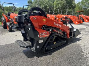 รถตักขนาดเล็ก Kubota SCL1000 ความจุ 1000 ปอนด์ กำลัง 23.7 แรงม้า เครื่องยนต์ดีเซลเทอร์โบ แบบยืนขับ พร้อมบุ้งกี๋ - Product Image 2