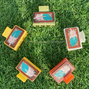 Nouvel arrivage Mini pinces à cheveux occidentales élégantes faites à la main en cuir gravé Mini pinces à cheveux en cuir Accessoires de cheveux pour femmes - Product Image 2