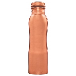 Offre Spéciale 100% Bouteille d'eau en cuivre pur Boissons ayurvédiques indiennes traditionnelles pour yoga, gym et bureau disponibles à la vente - Product Image 3