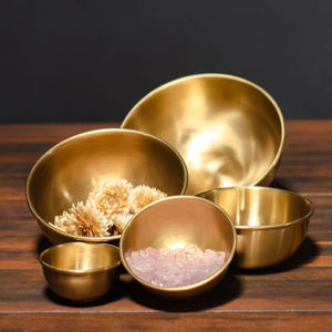 Bols de service en laiton vintage pour les repas raffinés et la décoration intérieure avec des détails artisanaux de qualité supérieure pour une touche élégante unique - Product Image 1