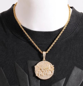 Brillante redondo Hip Hop dinero y familia carta personalizada 18K chapado en oro diamante dinero colgante - Product Image 1