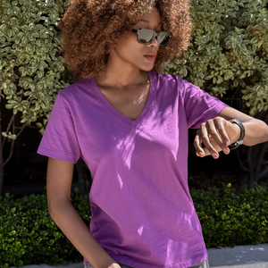 T-shirt femme en coton biologique de luxe 100% pré-rétréci certifié GOTS, col en V, manches courtes, doux, respirant, coupe ajustée - Product Image 5