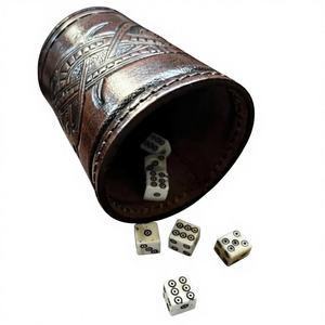 Shaker à dés en cuir fait main avec logo personnalisé, cuir véritable avec motif dragon en relief, style Jelling, brun foncé - Product Image 1