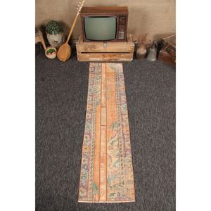 Alfombra de 1.9x7.2 pies, alfombra turca vintage, diseño geométrico naranja con elementos florales. - Product Image 1