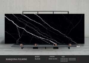 Murs de déclaration de luxe conçus à l'aide de dalles en porcelaine noire et grise à haute brillance de 1200x2400 mm - Product Image 5