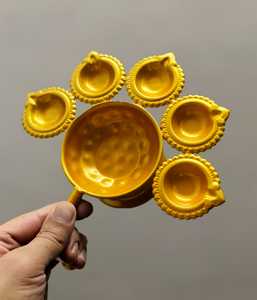 Lampe à huile à 6 mèches en laiton antique fabriquée à la main avec tête de cobra et longue poignée profonde Diya Diwali décoration MHQ-6in1Diya - Product Image 1