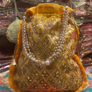 Belle broderie ethnique rajasthani cordon porte-monnaie moutarde tissu pochette Potli sacs sac à main pour cadeaux de mariage Bukl - Product Image 1