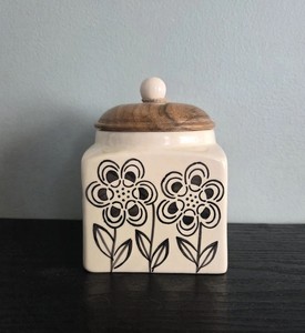 Pot de rangement en céramique artisanal avec couvercle en bois, récipient hermétique pour aliments, design floral, organisateur de cuisine, rangement élégant - Product Image 1