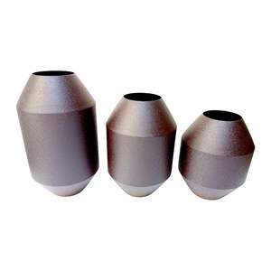 Juego de 3 Jarrones de Metal de Lujo al por Mayor, Recipientes de Hierro Texturizado para Flores para Eventos y Hoteles, Decoración Geométrica de Metal para el Hogar - Product Image 1