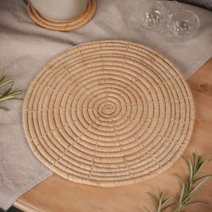 Dessous de verre en rotin fait main de forme ronde de style américain dans un dessous de table pour le dîner Accessoires de décoration intérieure - Product Image 6