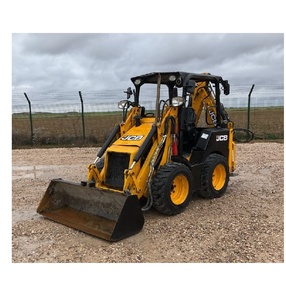 Le chargeur sur chenilles JCB 1CX offre un débit hydraulique de soixante litres par minute et une grande hauteur au sol pour les terrains accidentés. - Product Image 5