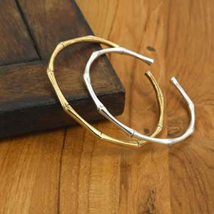 Bracelet manchette minimaliste en laiton et bambou, jonc ouvert doré et argenté, bracelet ajustable et empilable, bijoux géométriques modernes - Product Image 4