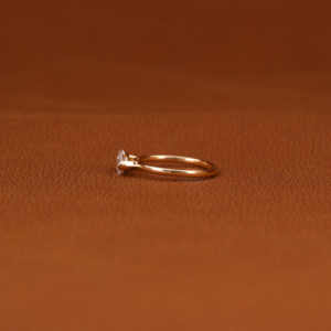 Bague de mariage en or jaune 14 carats avec diamant de laboratoire taille marquise serti clos, design élégant et tendance personnalisé - Product Image 2