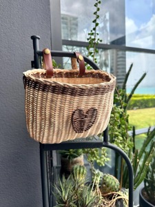 Cesta de Ratán Hecha a Mano con Correas de Cuero, Cestas de Almacenamiento Hechas a Mano, Ratán Natural, Modernas y Multifuncionales, Hechas en Vietnam - Product Image 1