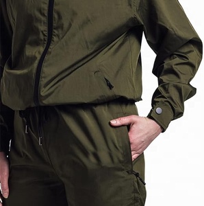 El traje cortavientos para mujer está disponible en tendencia al por mayor con logotipo personalizado y cortavientos de color en contraste - Product Image 3