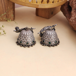 Boucles d'oreilles Jhumka indiennes en argent oxydé antique avec pierre verte, cadeau pour elle - Product Image 2