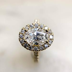 Bague de fiançailles Moissanite coupe ovale 7x9mm | Halo avec bande pavée | OEM de bijoux fins de mariage en argent doré - Product Image 6