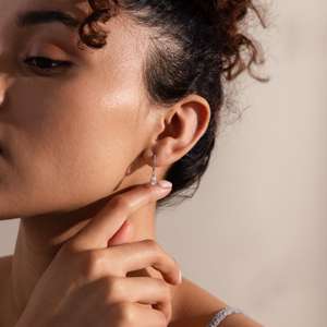 Pendientes de aro de diamantes, pendientes de gota de diamantes chapados en oro y plata 925, pendientes minimalistas de aros Huggie, regalo para ella - Product Image 1