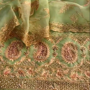 Costumes indiens de créateur modernes non cousus brodés à la main pour femmes pour les fêtes de style traditionnel - Product Image 1