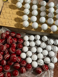 Pelotas de Cricket Hechas a Mano con Revestimiento Impermeable, Tamaños para Hombres, Mujeres y Jóvenes - Product Image 4