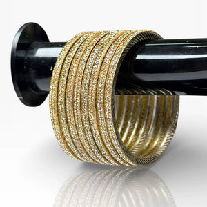 Brazaletes Delgados y Modernos de Circonita Chapados en Oro de 18K Brillante para un Estilo en Capas para Mujer a Precio de Mayoreo - Product Image 1