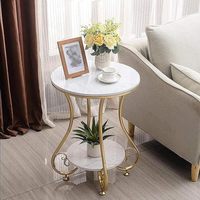 Table d'appoint de luxe en métal pur doré de qualité supérieure avec un design artistique pour les maisons élégantes, table accessible à un prix raisonnable