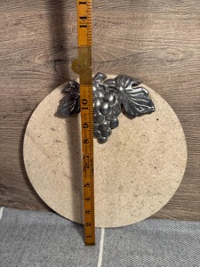 Planche à découper ronde élégante en marbre crème, motif raisins, idéale pour servir en cuisine et pour les occasions spéciales, en provenance d'Inde - Product Image 3