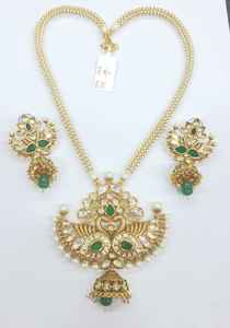 Collier pendentif Grand Kundan avec pierres vertes et boucles d'oreilles pour femme Bijoux parfaits pour mariages, réceptions et festivals - Product Image 3