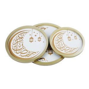 Plateau de service élégant en métal pour le Ramadan avec calligraphie arabe et motif de lanterne, parfait pour les repas d'Iftar, la décoration festive et les cadeaux - Product Image 2