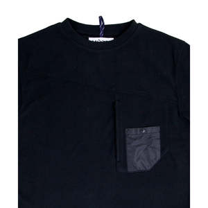 เสื้อยืดผู้ชายสีดำล้วน ผ้าไมโครฟลีซ มีกระเป๋าเสื้อ โพลีเอสเตอร์ 100% น้ำหนัก 200 กรัม ลายสกรีน - Product Image 2