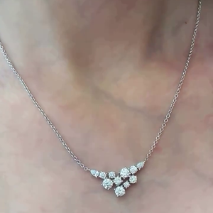 Collier en diamants de laboratoire ronds et en forme de poire certifiés IGI 4.00 carats de poids total, clarté DEF VVSVS - Product Image 2