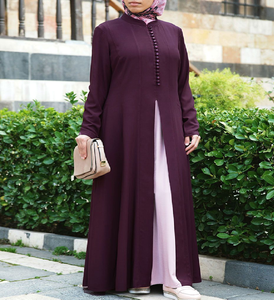 Abaya con botones color ciruela profunda con un contraste interior en rosa suave. Disponible a precios de mayoreo. - Product Image 1
