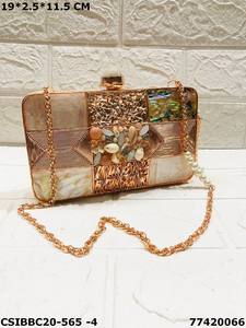 Epitome of Elegance Pochette de soirée de créateur artisanale avec pierres de cristal Laiton et nacre Luxueux Exquis - Product Image 4