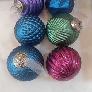 ลูกบอลแก้วแขวนประดับตกแต่งคริสต์มาส ลายเส้นละเอียดวิบวับ สีฟ้า ขาว ทอง งานแฮนด์เมด คุณภาพสูง ทนทานต่อการแตก - Product Image 1